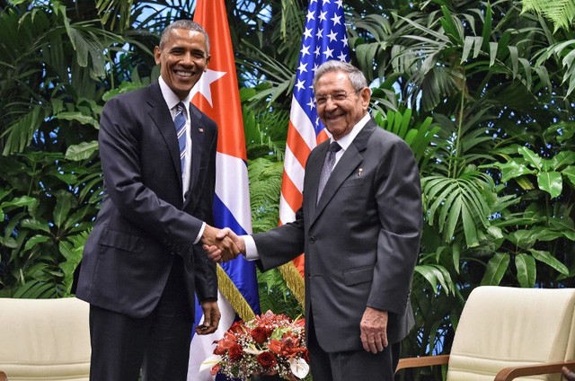 Hai nhà lãnh đạo Mỹ, Cuba bắt tay trong cuộc hội đàm ngày 21/3 (Ảnh: AFP)