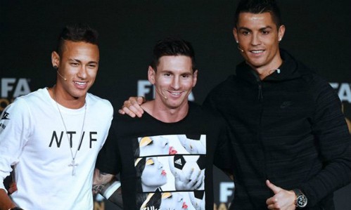 Ronaldo (phải), Messi (giữa) và Neymar đến dự lễ trao giải Quả bóng vàng 2015. Ảnh: AFP.