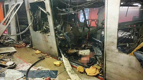 Hiện trường tan hoang ở toa tàu bị đặt bom tại ga Maelbeek, Brussels hôm qua. Ảnh: Evoke