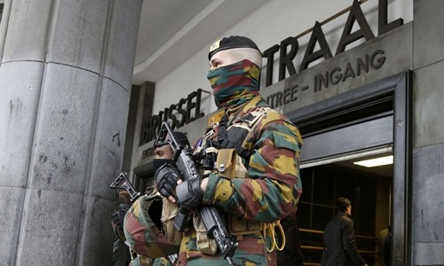 Cảnh sát Bỉ đứng gác ở một nhà ga tại Brussels hôm 23/3. Ảnh: Reuters 