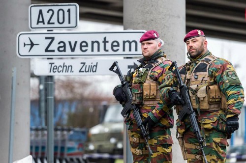 Quân đội Bỉ đứng gác ở một sân bay tại Brussels hôm 23/3. Ảnh: AP