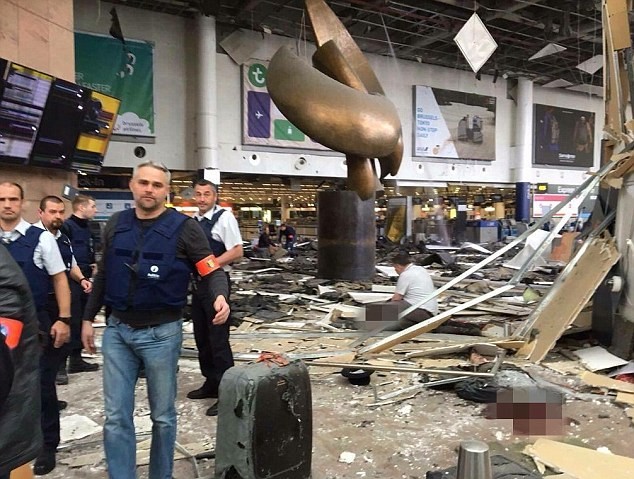 Sân bay Zaventem ở Brussels bị hư hại nặng nề sau các vụ đánh bom ngày 22/3 (Ảnh: DM)