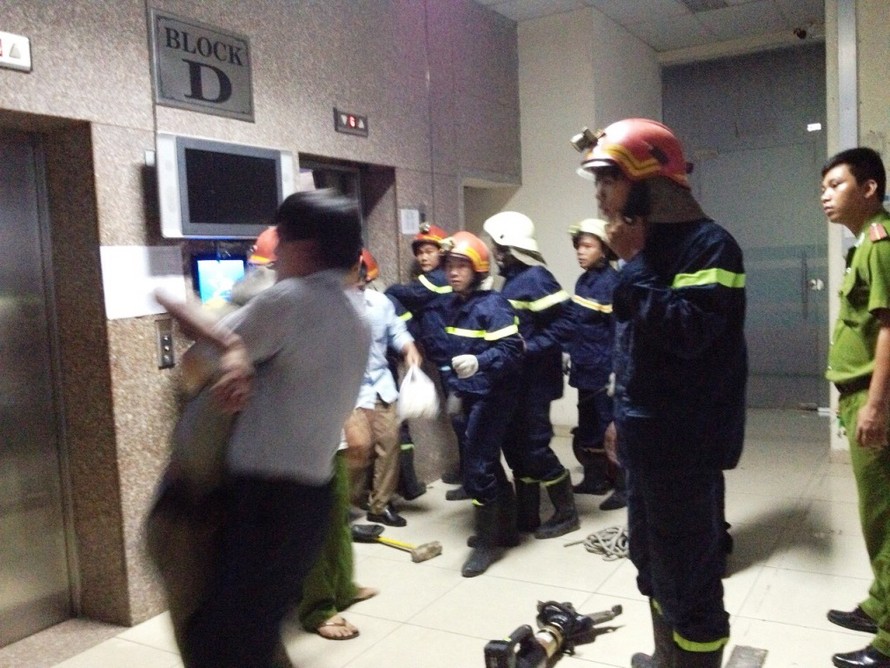 Lực lượng cứu hộ giải cứu các nạn nhân bị kẹt trong thang máy ra ngoài