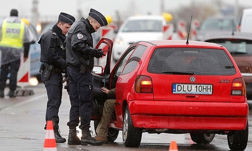 Cảnh sát Pháp tái áp đặt kiểm tra xuất nhập cảnh tại biên giới sau vụ khủng bố tại Paris tháng 11/2015. Ảnh: Reuters