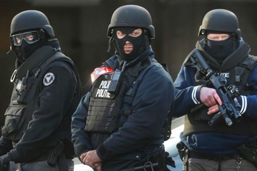 Nhân viên an ninh Bỉ có mặt tại nhà ga tàu điện ngầm Maelbeek sau vụ đánh bom hôm 22/3. Ảnh: Reuters
