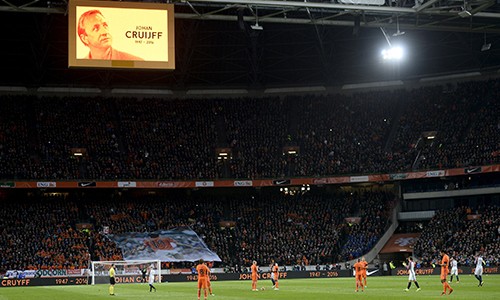 Phút tưởng niệm Cruyff trên sân Amsterdam Arena. Ảnh: Reuters.