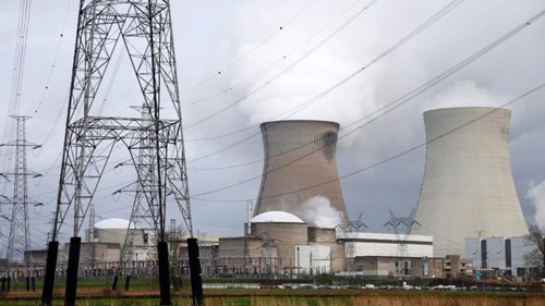 Các tháp làm mát của nhà máy hạt nhân Electrabel ở Doel, Bỉ. Ảnh: Reuters