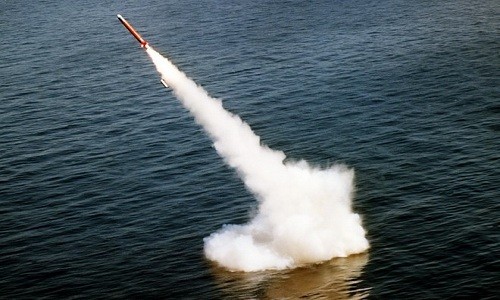 Tên lửa đạn đạo Bulava của Nga được phóng từ tàu ngầm. Ảnh: Sputnik