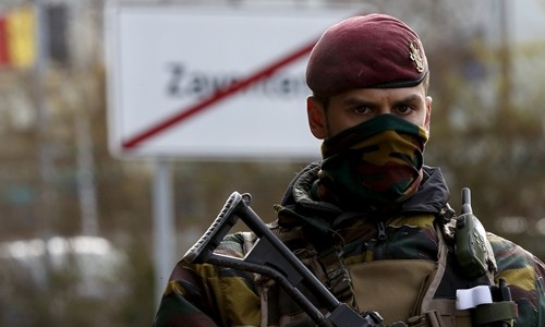Một lính Bỉ đứng gác trên con đường dẫn tới sân bay Zaventem, sau khi các cuộc tấn công khủng bố xảy ra ở Brussels vào tuần trước. Ảnh: Reuters