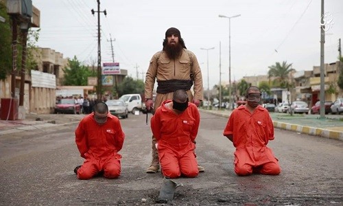 Phiến quân Nhà nước Hồi giáo chuẩn bị hành quyết ba tù nhân. Ảnh cắt từ video