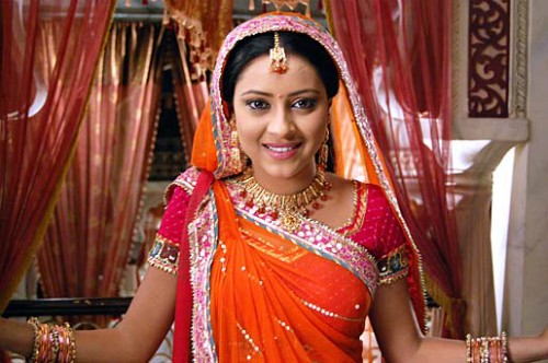 Pratyusha Banerjee đóng vai cô dâu Anandi từ tập 516 đến 1214.
