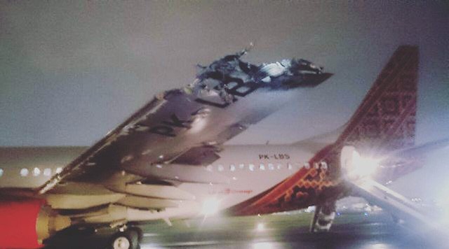 Máy bay hư hại nặng sau vụ va chạm. (Ảnh: RT)