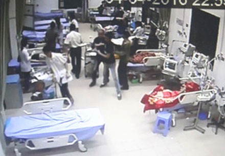 Nhóm côn đồ xông vào bệnh viện truy sát bệnh nhân.