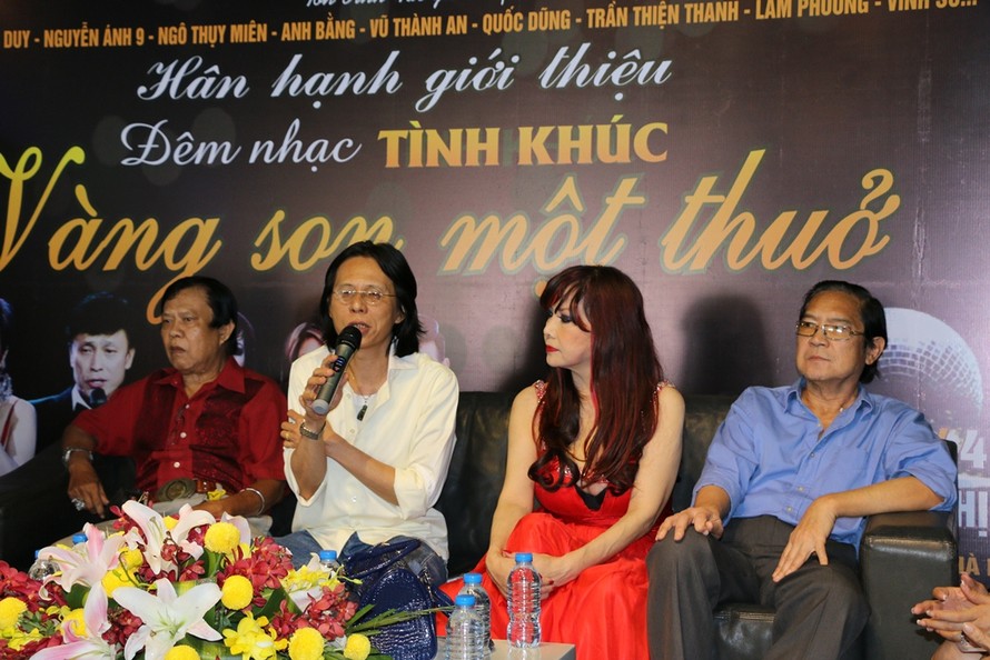 Nhạc sĩ Nguyễn Quang và các nghệ sĩ có mặt trong buổi giới thiệu chương trình.