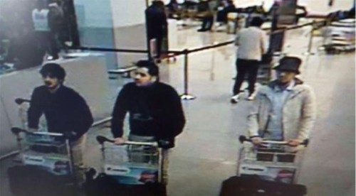 Abrini cũng được cho là "người đàn ông đội mũ" tại sân bay Brussels hôm 22/3, xuất hiện cùng hai anh em đánh bom tự sát. Ảnh: AFP