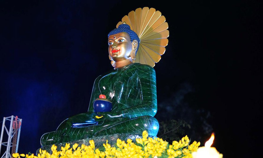 Tượng Phật ngọc hòa bình thế giới đang được trưng bày tại chùa Hồng Phúc.