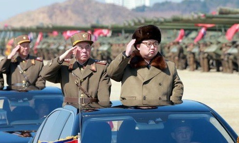 Lãnh đạo Triều Tiên Kim Jong-un thị sát quân sự, trong bức ảnh được công bố hôm 25/3. Ảnh: Reuters