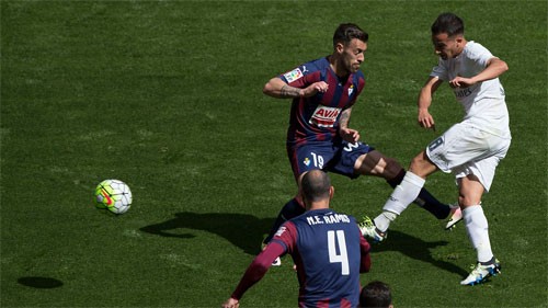 Vazquez (áo trắng) chớp cơ hội ghi bàn sau đường chuyền như đặt của Ronaldo.