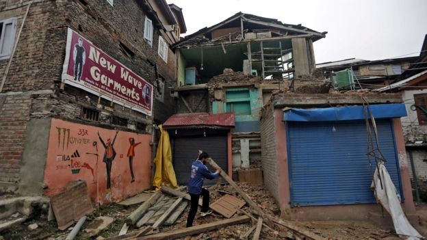 Nhà cửa bị hư hại nặng tại Srinagar, thuộc vùng Kashmir do Ấn Độ quản lý (Ảnh: Reuters)