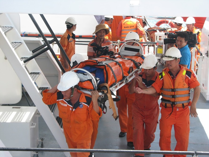 Cơ quan chức năng cứu nạn ngư dân gặp nạn trên biển