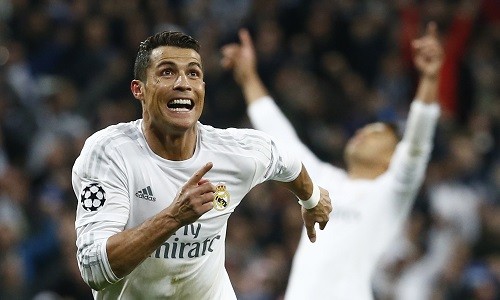 Ronaldo hoàn thành lời hứa trước trận gặp Wolfsburg. Ảnh: Reuters.