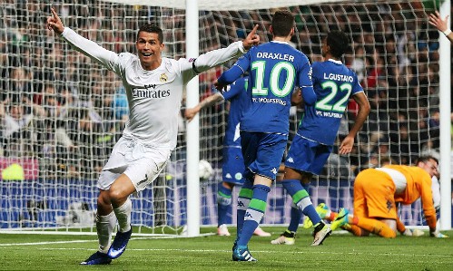 Ronaldo giúp Real bước qua "Bầy sói". Ảnh: AFP.