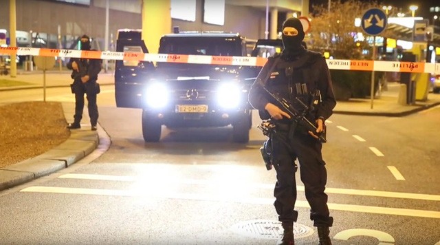 Cảnh sát được triển khai tại sân bay Schiphol (Ảnh: RT)