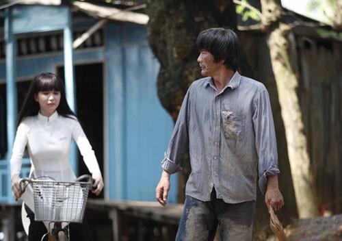 Công Ninh (phải) và Ngọc Trinh trong phim "Vòng eo 56".