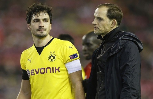 Tuchel an ủi cầu thủ Dortmund tan trận. Ảnh: Reuters.