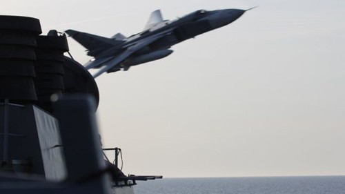 Chiếc Sukhoi Su-24 bay rất gần phía trên USS Donald Cook. Ảnh: US Navy