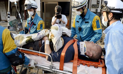 Một người đàn ông được lực lượng cứu hộ Nhật Bản giải cứu khỏi ngôi nhà bị sập ở thị trấn Mashiki, thành phố Kumamoto, miền nam Nhật Bản. Ảnh: Reuters.