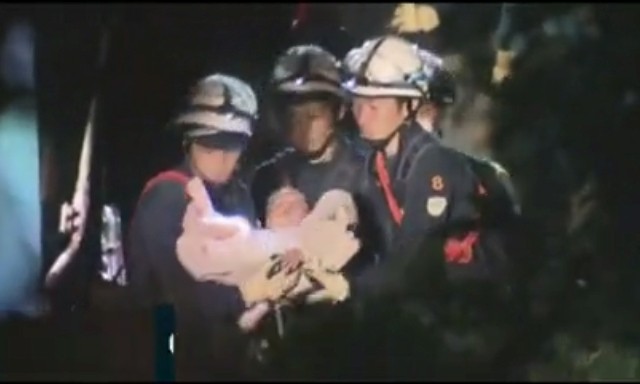 Nhật giải cứu em bé sau 6 giờ nằm dưới đống đổ nát do động đất