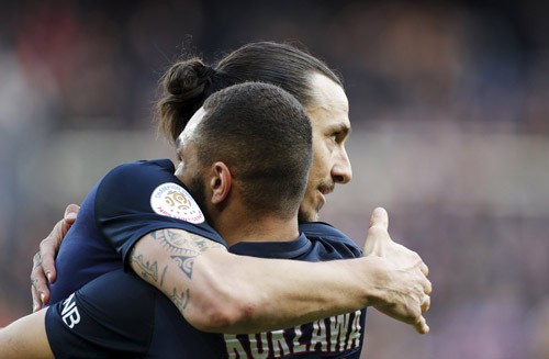 Ibrahimovic ăn mừng bàn mở tỷ số với cầu thủ kiến tạo Kurzawa. Ảnh: Reuters.