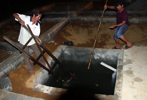 Thi thể hai đứa trẻ phát hiện dưới hầm biogas rộng khoảng 2 m, sâu chừng 1,3. Ảnh: Xuân Ngọc