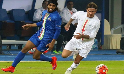 Beckham (phải) trong trận đấu đang bị FIFA điều tra.