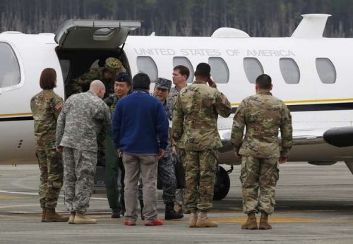 Các sĩ quan quân sự Mỹ chào đón quan chức quân sự thuộc lực lượng tự vệ Nhật, khi họ bước xuống từ máy bay UC-35 tại căn cứ ở Mashiki. Ảnh: AP