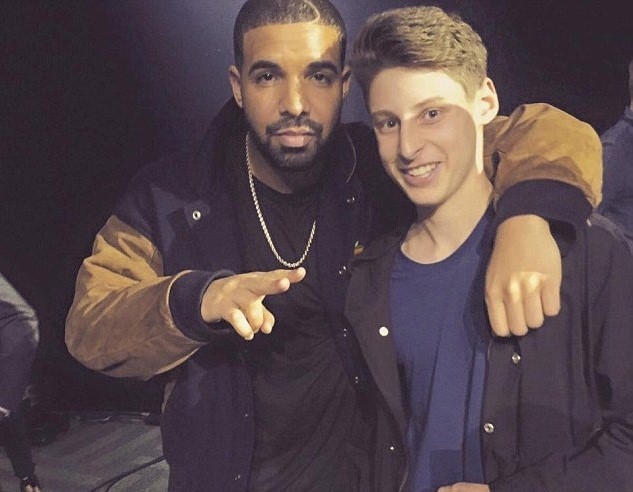 Ben Pasternak (phải) chụp ảnh cùng rapper Drake. Ảnh: Daily Mail. 