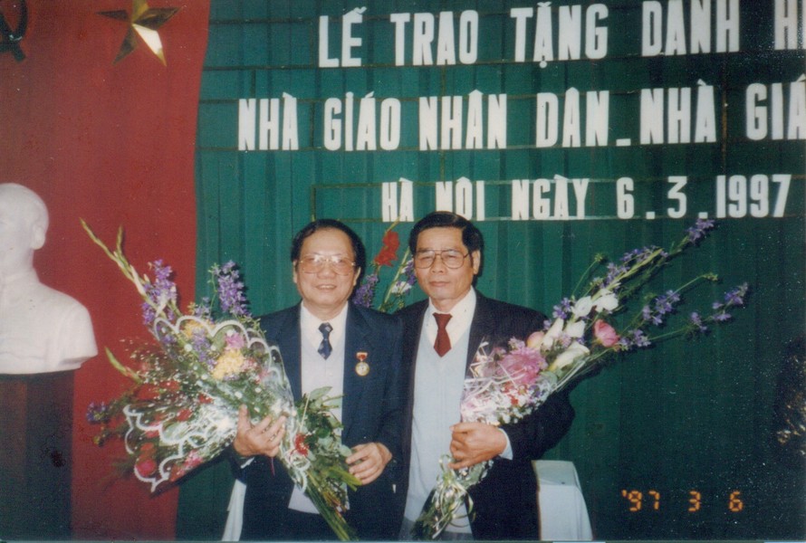NGND Lê Đăng Thực (cà vạt đỏ) trong ngày nhận danh hiệu NGND năm 1997 tại Hà Nội. Ảnh: TL.