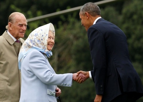 Tổng thống Mỹ bắt tay với Nữ hoàng Anh tại Lâu đài Windsor. Ảnh: Reuters