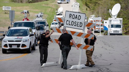 Cảnh sát phong tỏa một giao lộ gần hiện trường vụ thảm sát ở Ohio. Ảnh: AP
