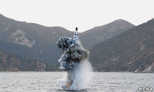 Hình ảnh tên lửa đạn đạo được Triều Tiên phóng đi từ tàu ngầm hôm 23/4. Ảnh: KCNA