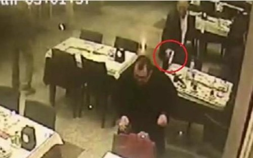 Khoảnh khắc Alakus bắn Erdemir tại nhà hàng qua camera giám sát. Ảnh: Telegraph