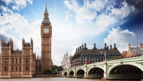 Tiếng chuông vang lên từ tháp đồng hồ Big Ben đã trở thành biểu tượng cho sự bình yên và vững chắc đối với người dân London (Anh). Ảnh: Getyourguide