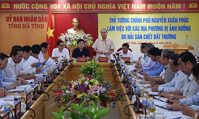 Thủ tướng Chính phủ Nguyễn Xuân Phúc làm việc với các địa phương bị ảnh hưởng do hiện tượng hải sản chết bất thường. Ảnh: VGP/Quang Hiếu