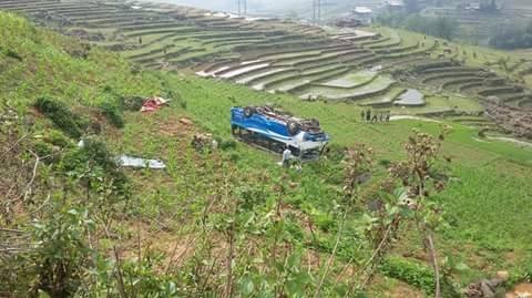 Hiện trường chiếc xe du lịch bị mất lái lao xuống vực ở xã Tả Van, huyện Sa Pa trưa ngày 1/5.