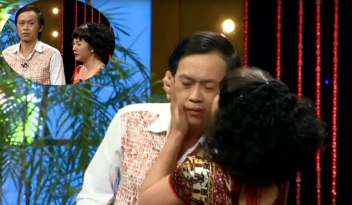Thúy Nga hôn Hoài Linh trên sân khấu.