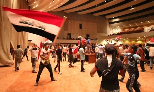 Người biểu tình Iraq tràn vào Vùng Xanh, đập phá tòa nhà quốc hội. Ảnh: AFP