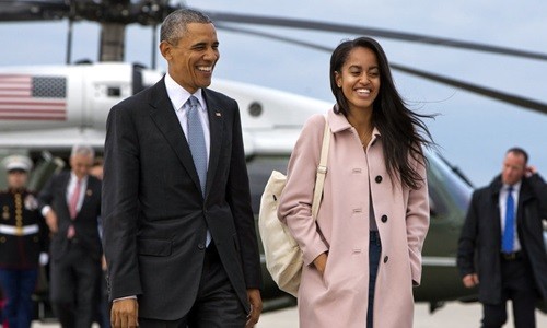 Malia Obama hồi tháng trước bước đi bên cạnh cha mình, Tổng thống Mỹ Barack Obama, khi hai người chuẩn bị lên trực thăng rời Chicago đến thành phố Los Angeles. Ảnh: AP