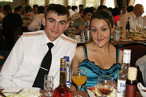 Trung úy Aleksandr Prokhorenko và vợ. Ảnh: East2west News