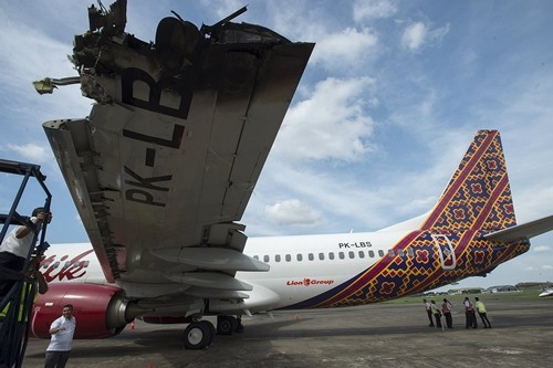 Các nhà điều tra kiểm tra hư hại trên cánh phi cơ Boeing 737-800 của Batik Air sau vụ va chạm với máy bay TransNusa ngày 5/4. Ảnh: Reuters.